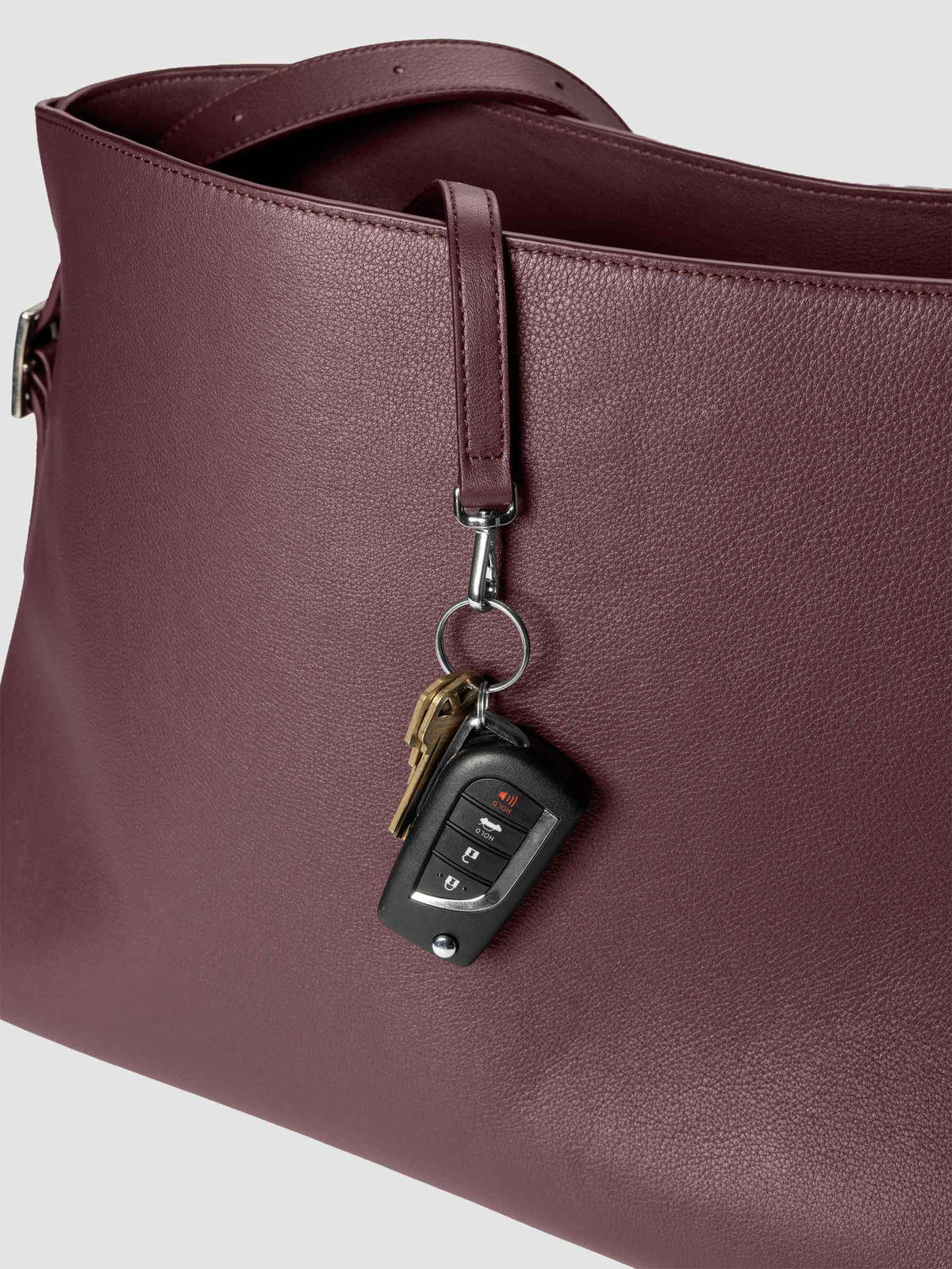 Detail view of the key leash with keys attached on The Metro Tote in the color Madrid.