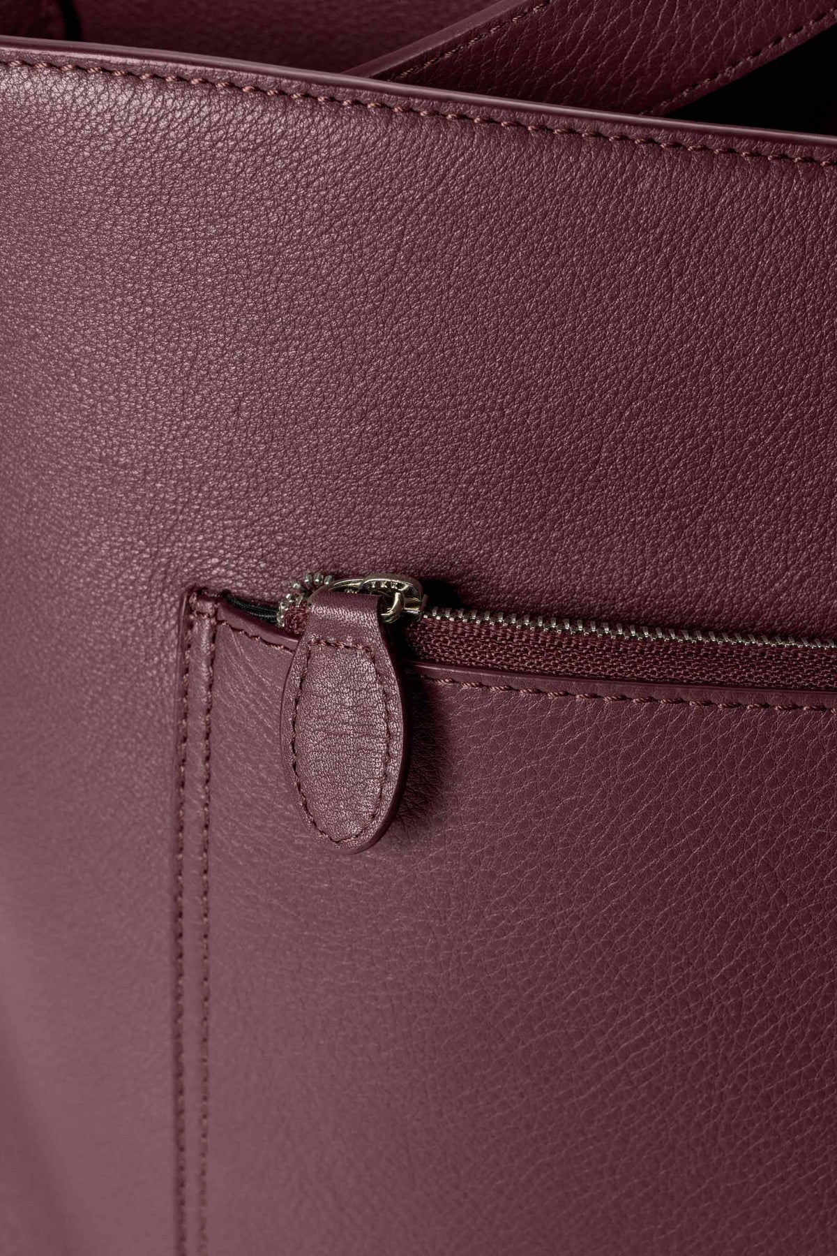 Detail view of the zip closure pocket on The Metro Tote in the color Madrid.