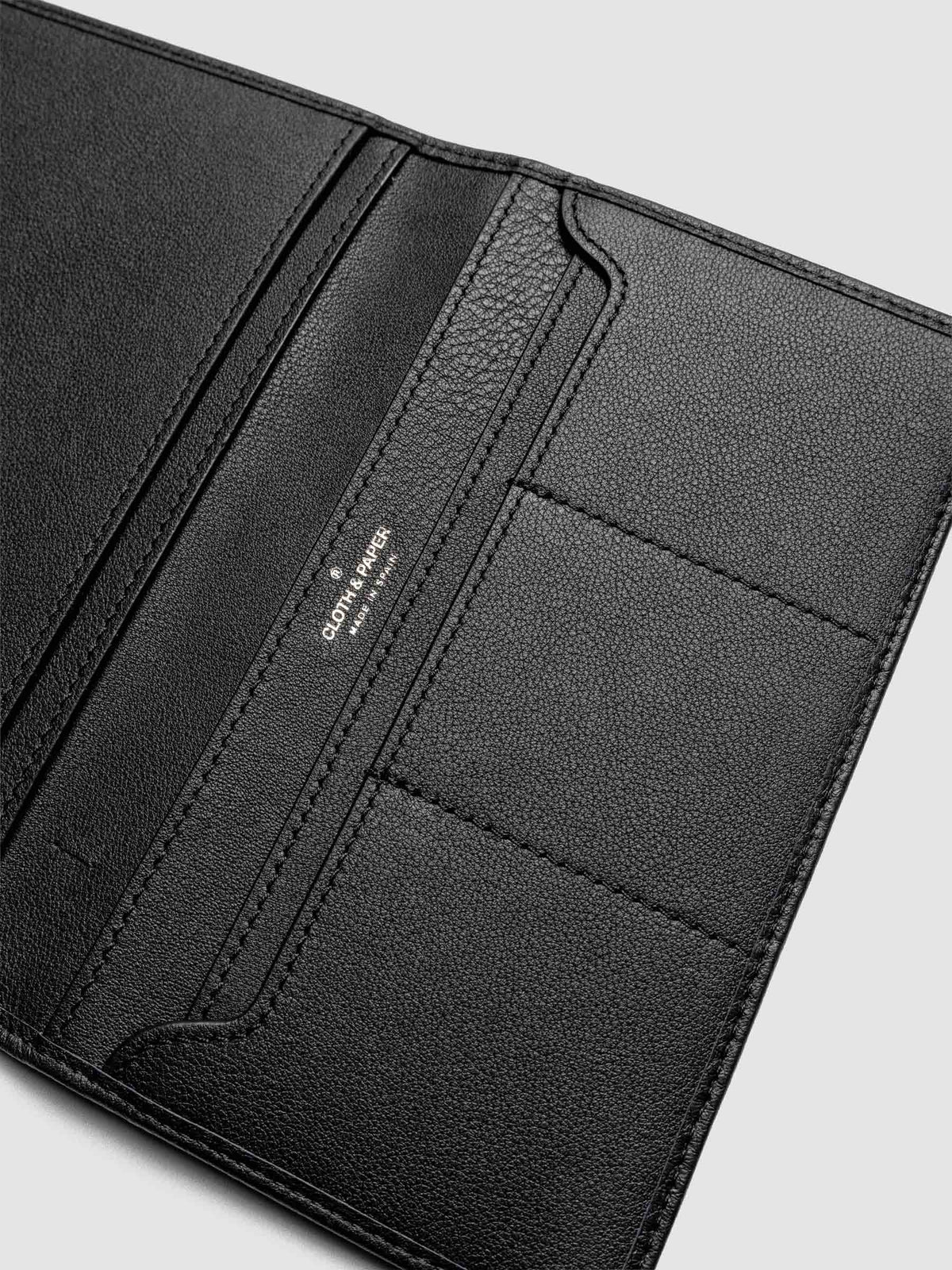Close-up of empty Nomada Wallet credit card slots in Padrillo