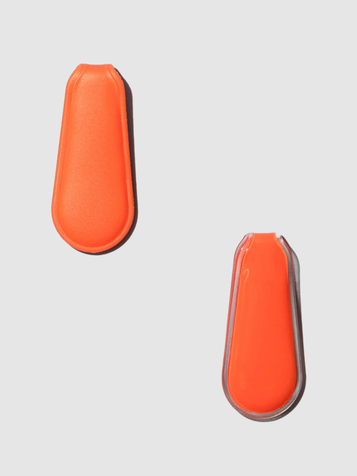 Saffron clips displayed on a neutral background.