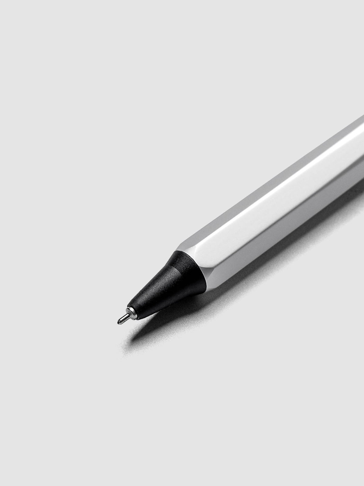 Detail view of extended tip on the OHTO GS02 Roller Gel Pen 0.5 mm in the color Silver Matte.