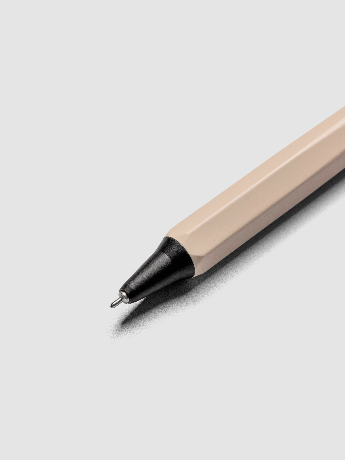 Detail view of extended tip on the OHTO GS02 Roller Gel Pen 0.5 mm in the color Light Umber.