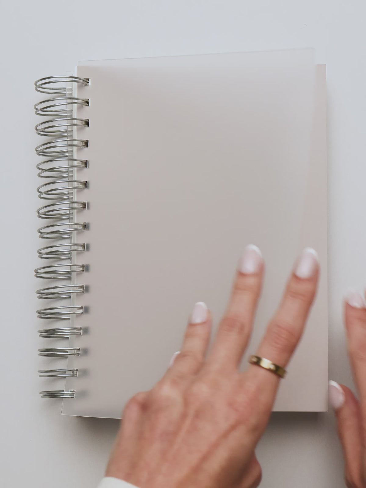A video showing the 5 subject notebook, opening and viewing the interior and repositioning the pockets. 